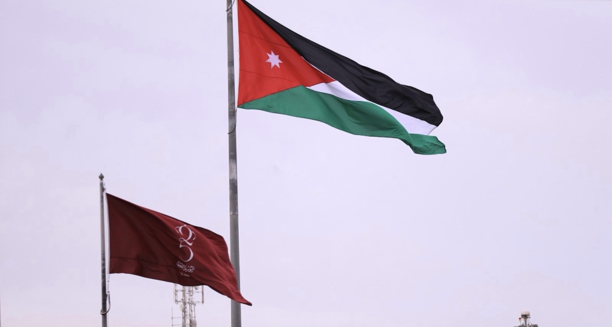 الأردنيون يرفعون عَلمهم عاليا في يومه الوطني