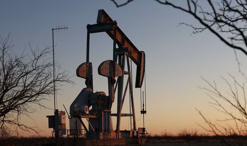 النفط يواصل الهبوط للجلسة الثالثة وسط مخاوف الطلب العالمي