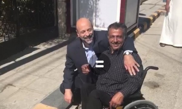 بالفيديو ...شاهد ماذا فعل الرزاز مع مواطن من ذوي الاحتياجات الخاصة وقف أمام منزله في عمان