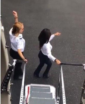 بالفيديو : ظاهرة رقصة الكيكي تنتقل الى الطائرات