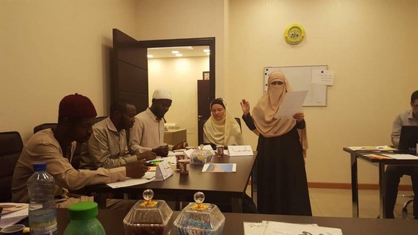 جلسة تطبيق دروس عمليه في برنامج الزمالة المهنية في تعليم اللغة العربية للناطقين بغيرها لـطلبة اجانب .