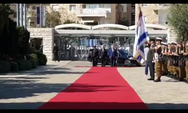 بالفيديو.....هكذا استقبل السفير الاردني الجديد في اسرائيل..؟