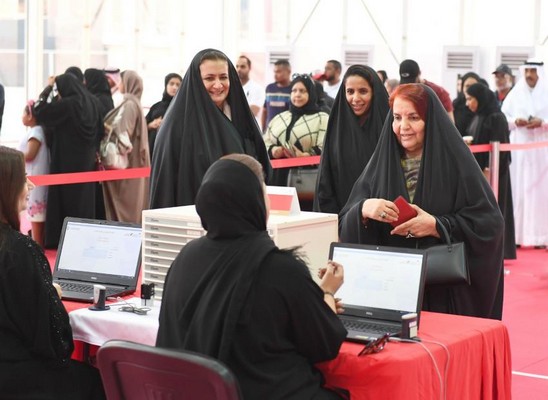 زوجة العاهل البحريني تدلي بصوتها في الانتخابات