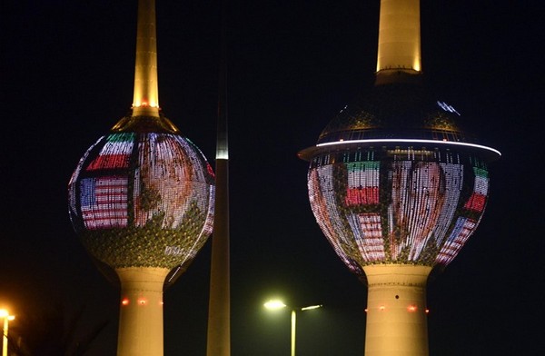 إضاءة أبراج الكويت بصورة بوش الأب تغضب الشعب العربي (شاهد)‎