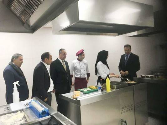 الهندي يطلع على مرافق لومينوس الجامعية التقنية