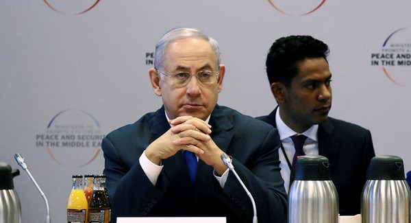 وزير عربي يفاجئ نتنياهو من داخل مؤتمر وارسو (فيديو)