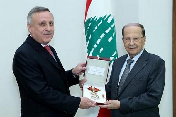 الرئيس اللبناني يمنح السفير الاردني وسام الأرز