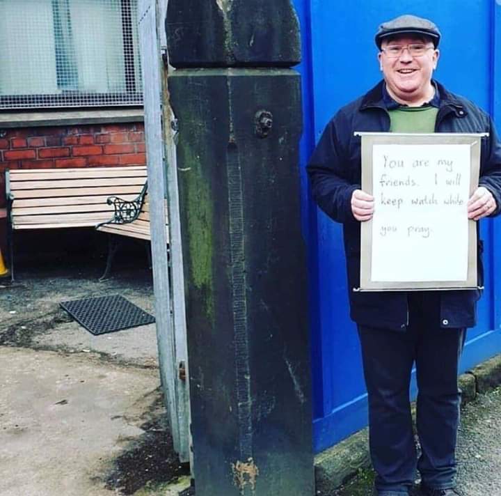 رجل يتعهد بحماية المسلمين أثناء صلاتهم في إنجلترا يشغل مواقع التواصل الاجتماعي