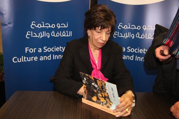 النجار توقع كتابها عمان بين الغزل والعمل في منتدى شومان