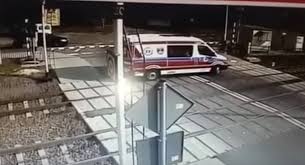 بالفيديو..قطار يسحق سيارة إسعاف اعترضت طريقه