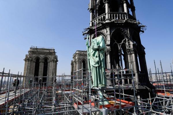 ترميم تماثيل برج كاتدرائية نوتردام في باريس