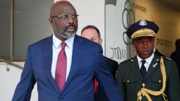 ثعابين تجبر رئيس ليبيريا على إخلاء مكتبه والعمل من المنزل