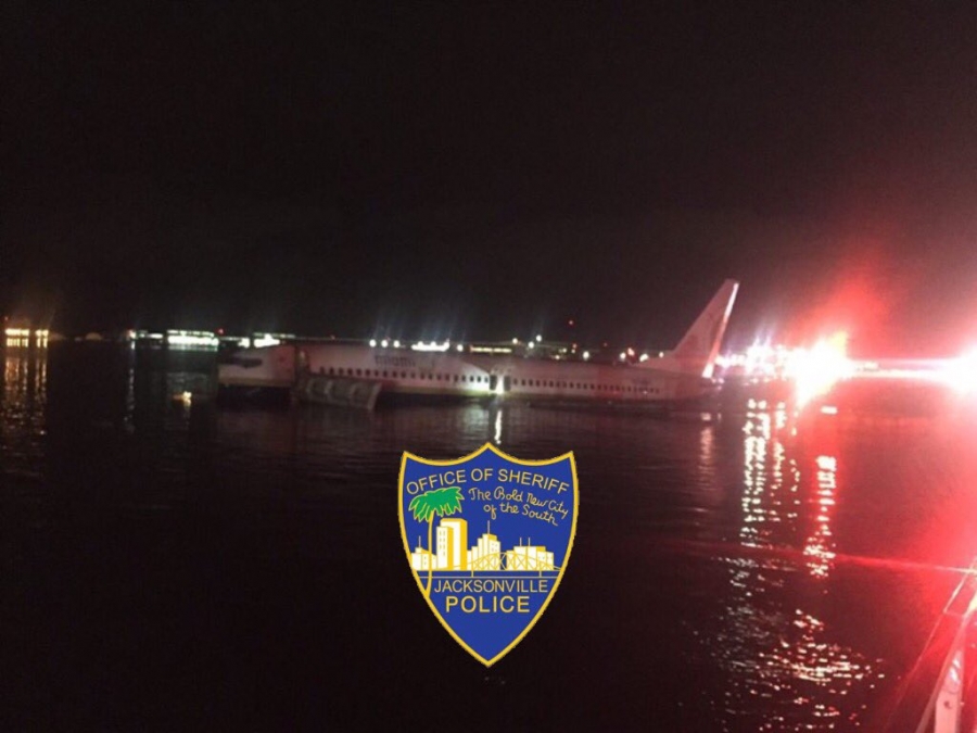 طائرة ركاب أمريكية تنحرف عن مدرج هبوطها وتسقط في نهر بولاية فلوريدا (صور)