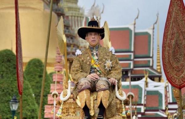 موكب ملك تايلاند الجديد يجوب شوارع بانكوك لتحية الرعية