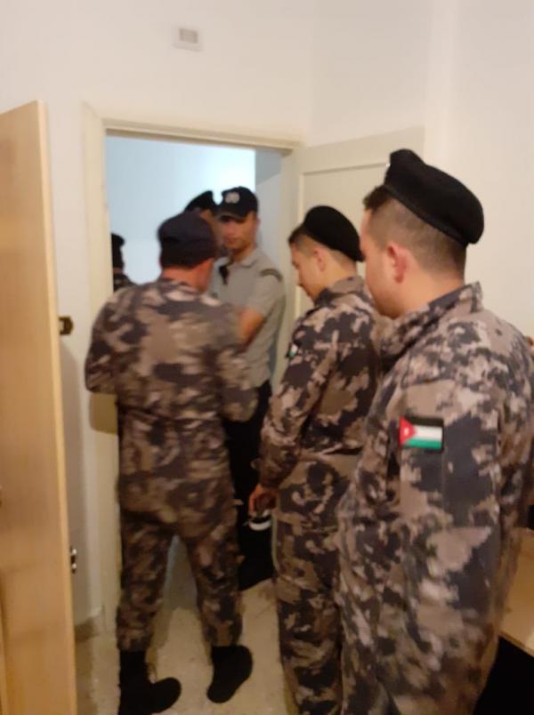 دفاع المدني عمان ينقذ مواطنا علق بمنزله