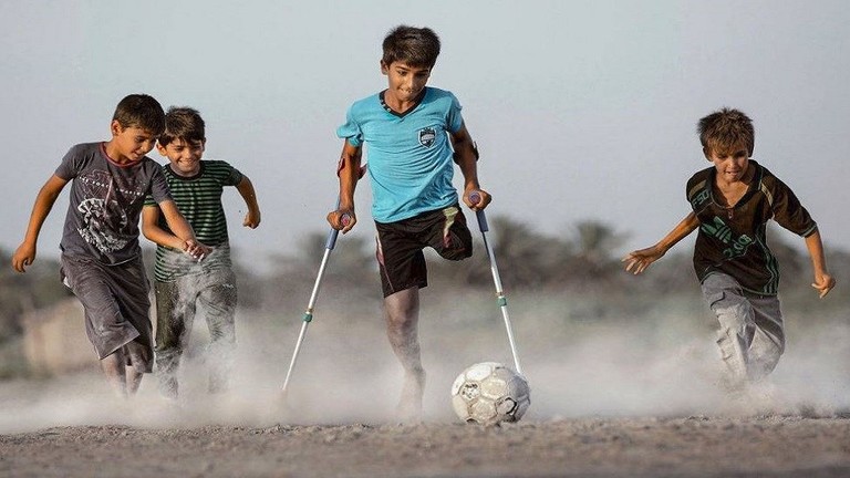 الفتى العراقي بطل صورة «الرغبة في الحياة» يصل موسكو