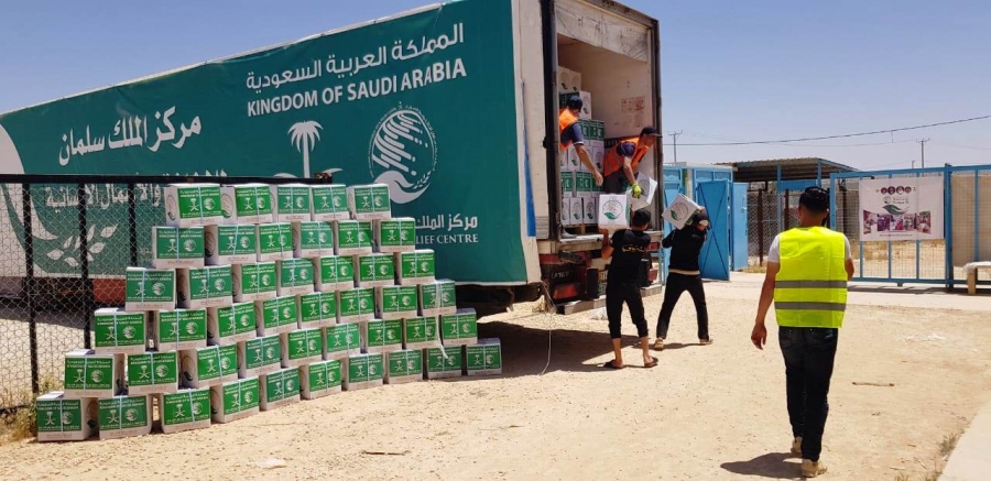 مركز الملك سلمان للإغاثة يوزع 107 طناً من السلال الرمضانية في مخيمي الزعتري والازرق