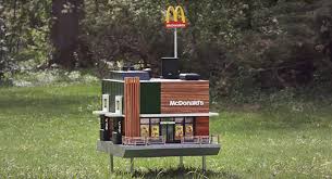 أصغر مطعم ماكدونالز في العالم... ليس للبشر (فيديو)