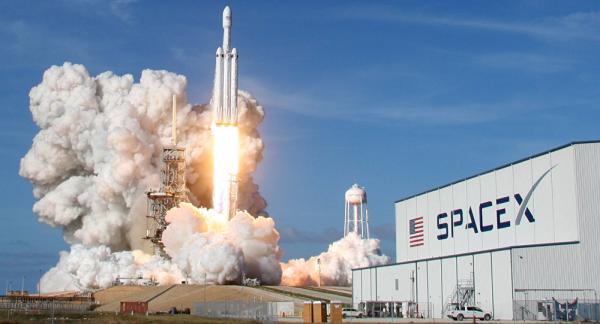 سبيس إكس تطلق أول أقمار صناعية لخدمة ستارلينك للإنترنت