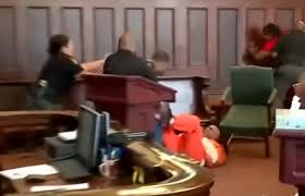 شابان ينتقمان في المحكمة من قاتل والدتهما
