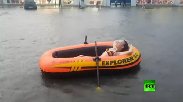 استجمام روسي في الفيضانات