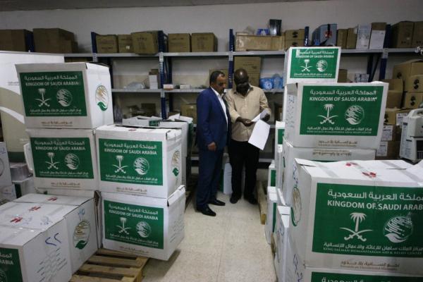 مركز الملك سلمان للاغاثة يتبرع بمستلزمات الطبية لوزارة الصحة