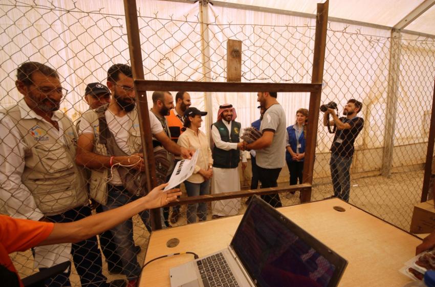 مركز الملك سلمان يشرف على توزيع التمور في الزعتري