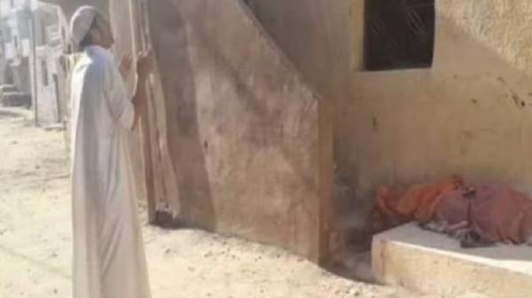 شاب مصري يخرج أمه من قبرها بعد سنوات من موتها!