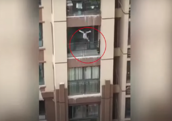شاهد ماذا حدث مع طفل سقوط من الطابق الخامس