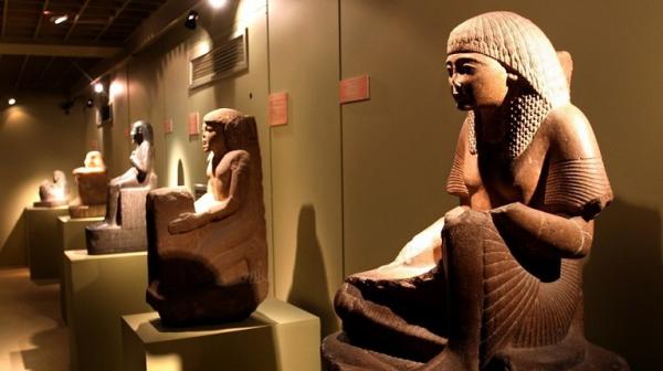 حمادة يعشق حنان تشوه ذراع تمثال فرعوني! (صور)