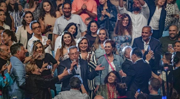 شاهد بالفيديو: رئيس وزراء لبنان الأسبق يغني سواح  في مهرجان فني
