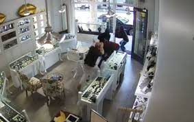 شاهد بالفيديو...صاحب متجر مجوهرات يصد هجوم لصوص ويستولي على أمتعتهم