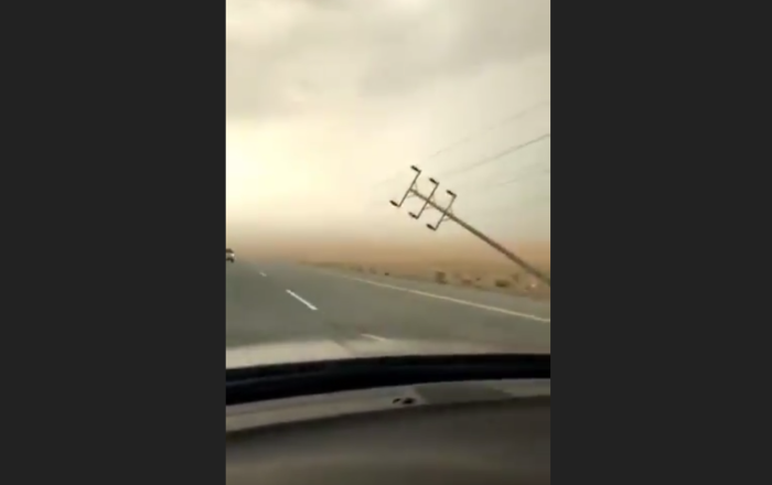 شاهد بالفيديو....عاصفة مطرية تدمر أعمدة الكهرباء في السعودية