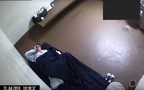 بالفيديو..امرأة وضعت مولودها بمفردها في زنزانة
