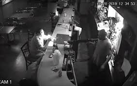 بالفيديو..رجل في حانة يتحدى مسلح بأعصاب باردة