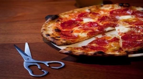 ماذا تقطع البيتزا بالمقص في إيطاليا؟