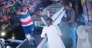 بالفيديو... لص يرفض أخذ النقود من سيدة مسنة خلال سطو مسلح