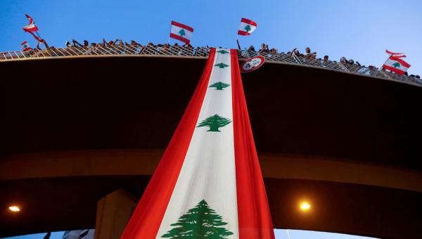 لبنان .. المحتجون يهددون بقطع الطرق وعون يطمئن
