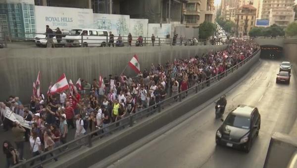 الشارع اللبناني يضغط وعون يحشد أنصاره