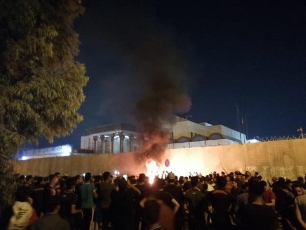 محتجون يضرمون النار بالقنصلية الايرانية في كربلاء