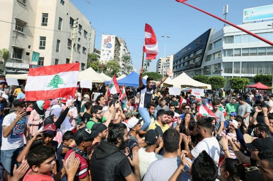 تجدد الاحتجاجات وقطع الطرق في لبنان ومواجهات مع الجيش