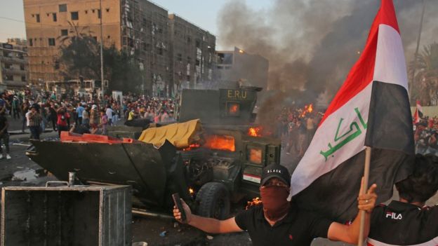 رويترز : الامن العراقي يفتح النار على المتظاهرين في بغداد