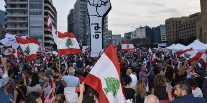 عودة نسبية للحركة في لبنان والمحتجون يغلقون ادارات عامة وجامعات
