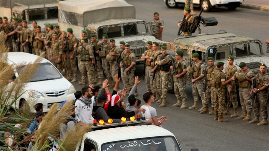 الجيش اللبناني يفتح الطرق التي اغلقها المحتجون والحياة تعود الى طبيعتها