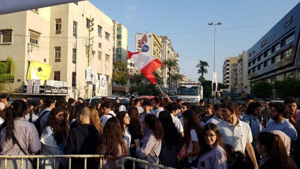 لبنان .. محتجون يتظاهرون أمام مرافق عامة