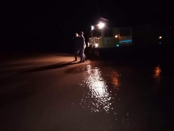 الدفاع المدني ينقذ (16) شخص حاصرتهم مياه الأمطار في محافظة الطفيلة