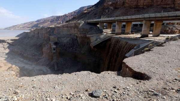 انهيار ترابي على مشروع جسر زرقاء ماعين في البحر الميت و يحاصر عمال هناك