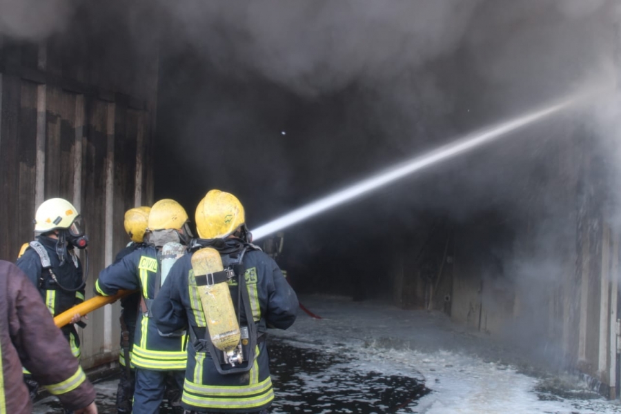 الدفاع المدني يخمد حريق مستودع في العاصمة(صور)