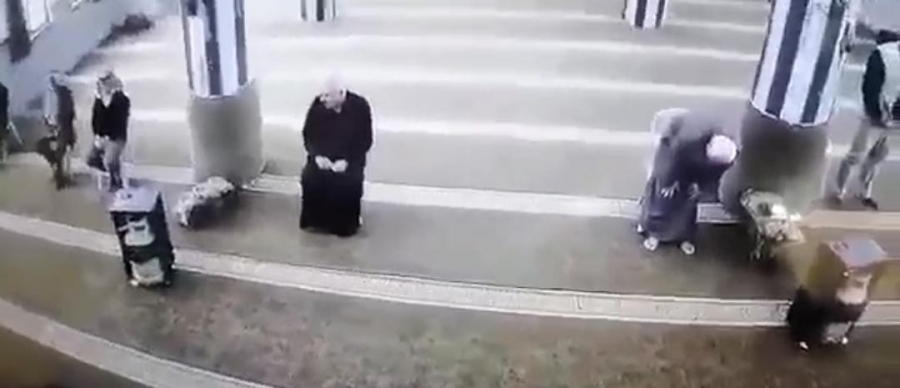 القضاه توفاه الله في المسجد اثناء السجود...فيديو