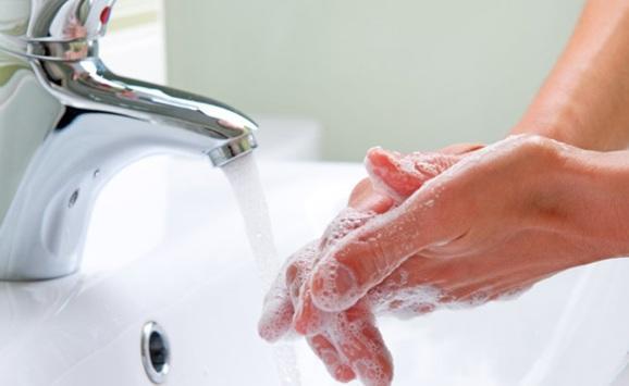تحذير من خطر غسل اليدين بشكل متكرر